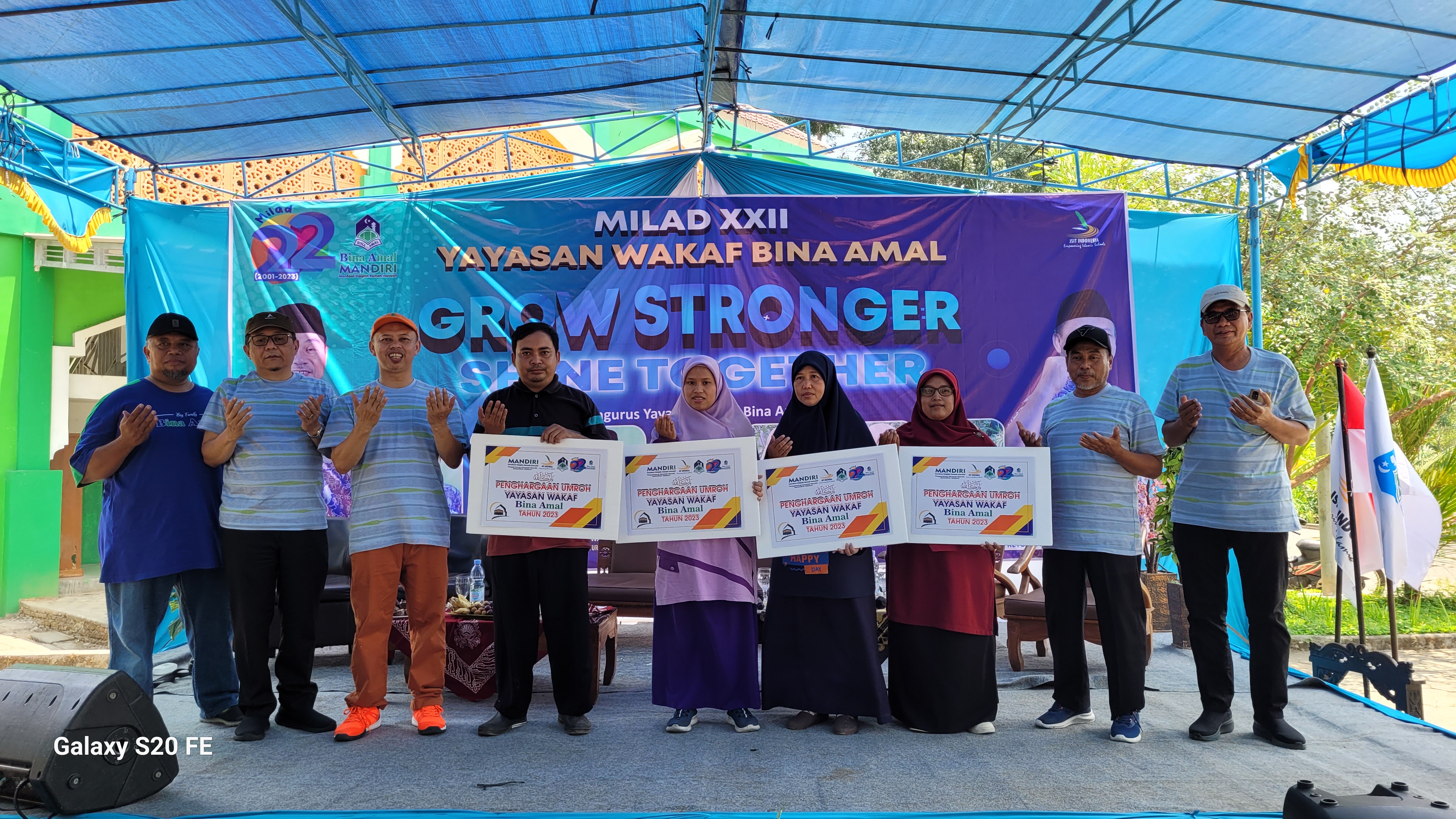 puncak-milad-yayasan-wakaf-bina-amal-umrohkan-4-guru-dan-pegawai