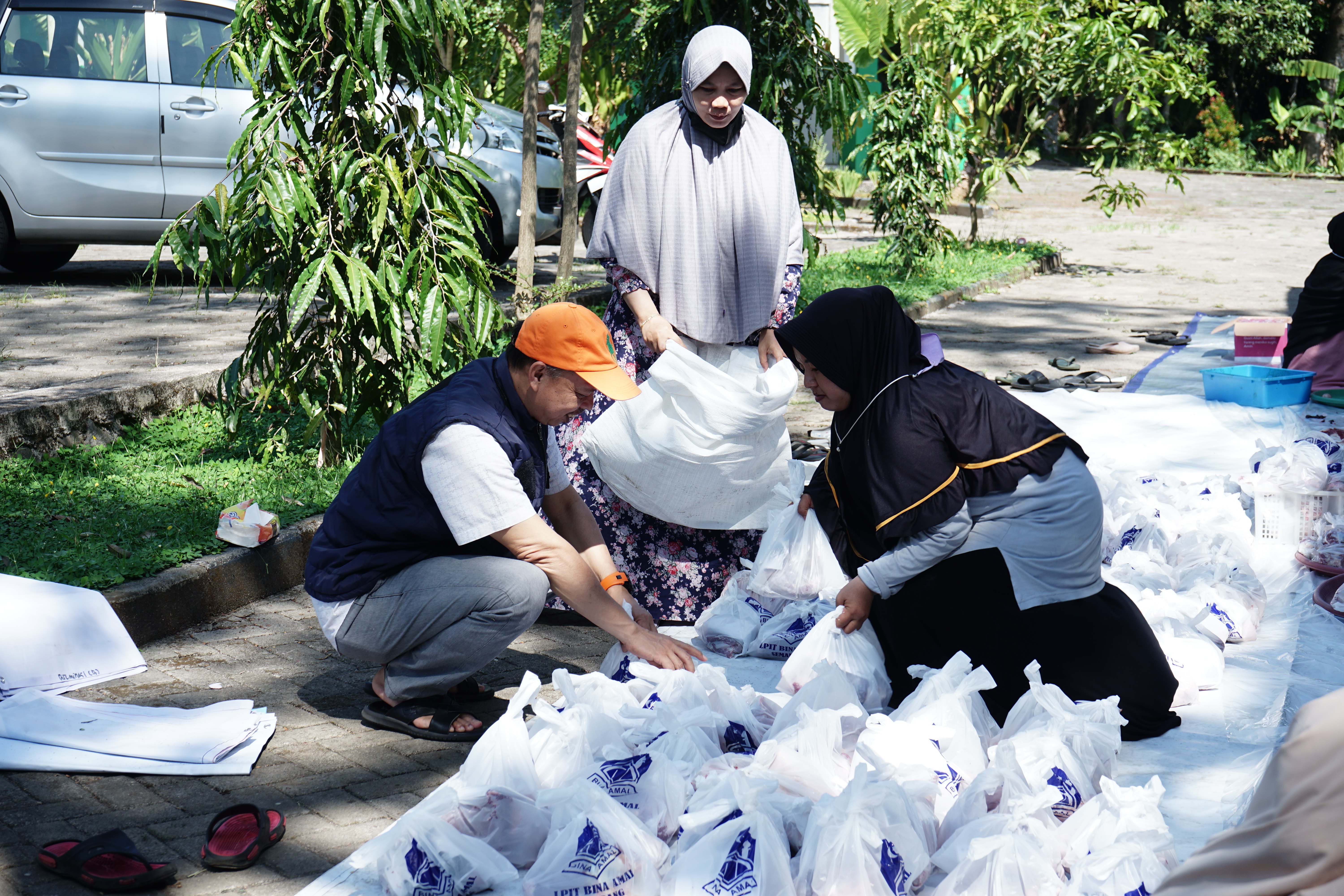 yayasan-wakaf-bina-amal-distribusikan-935-paket-daging-kurban--dalam-idul-adha-1444h