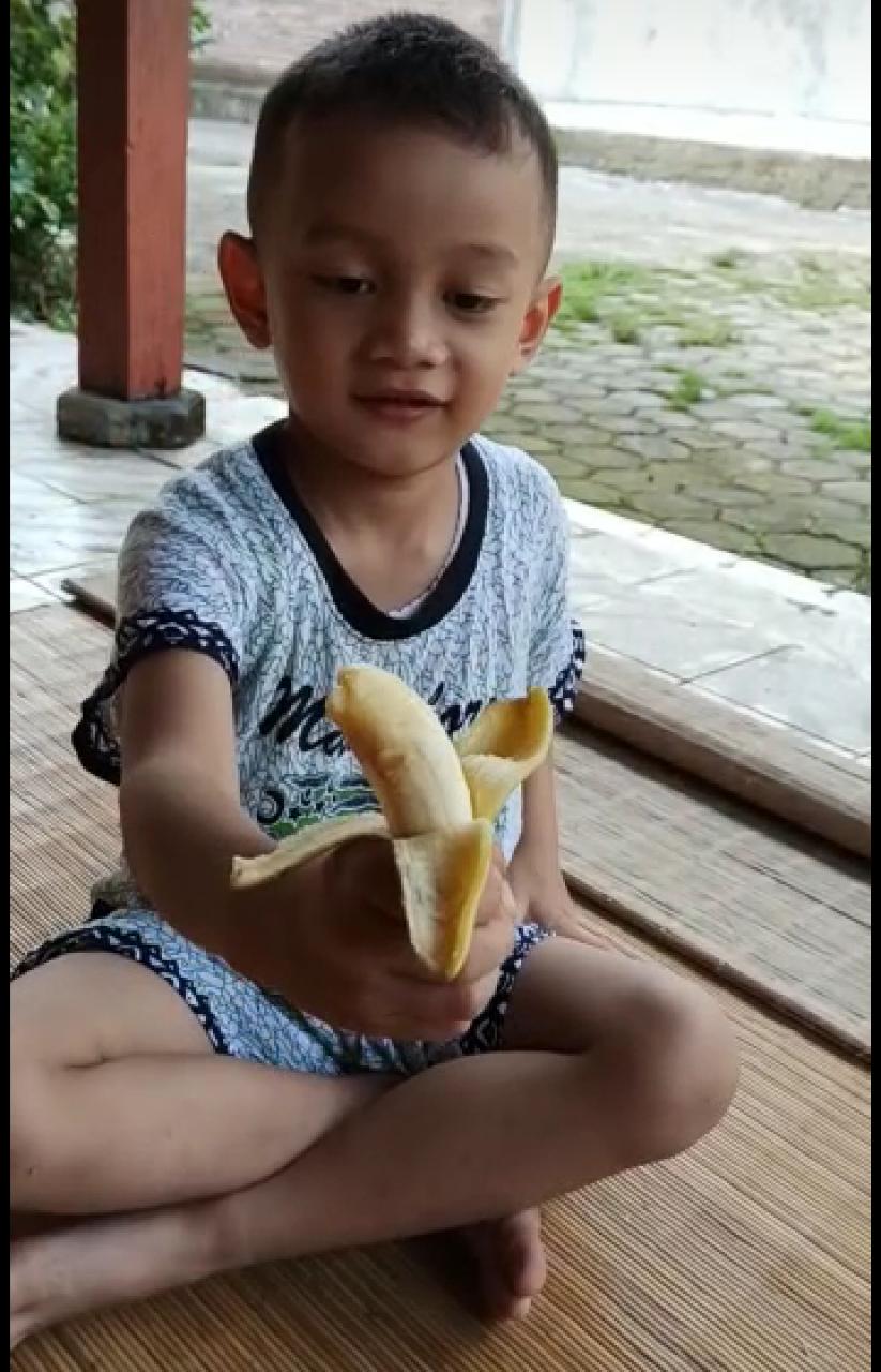 MENINGKATKAN MOTORIK HALUS MELALUI KEGIATAN MENGUPAS KULIT BUAH PISANG PADA SISWA KBIT BINA AMAL SEMARANG