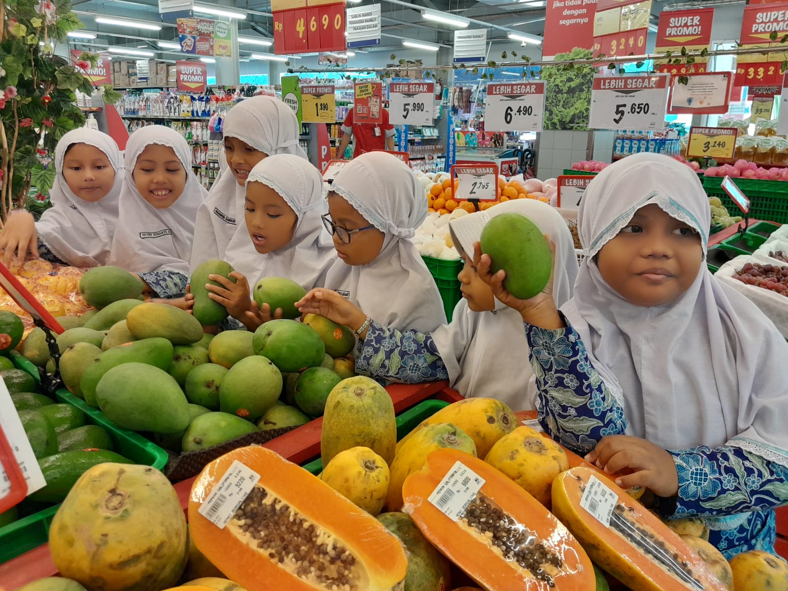 Mengenal tempat umum, siswa SD IT Bina Amal berkunjung ke Pasar Modern